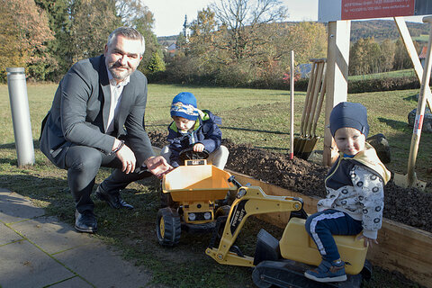 Landesrat Heinrich Dorner mit Kindern beim Spatenstich für den Zubau.