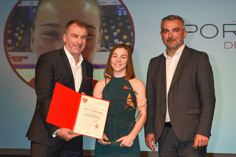 Sportlandesrat Heinrich Dorner und Günter Kurz, BTV Präsident, mit der „Sportlerin des Jahres“, Anna Fuhrmann, Jiu-Jitsu