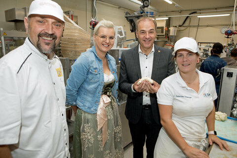 Landesrat Dr. Leonhard Schneemann besuchte den Bäckerei-Betrieb von Heinz und Daniela Bayer.