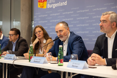 Mag. Andreas Temmel, Vertreter der Landesverwaltung in der Taskforce, Landeshauptmann-Stellvertreterin Anja Haider-Wallner, Landeshauptmann Hans Peter Doskozil und Landesrat Heinrich Dorner bei der Präsentation der Taskforce „Vorsorgeabklärung Luftqualität“.