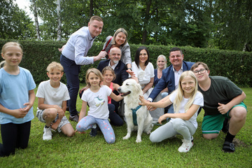 Landeshauptmann-Stellvertreterin Astrid Eisenkopf (4.v.l., hinter den Kindern), Bildungsdirektor Heinz Josef Zitz (2.v.l., hinten), Rektorin Sabine Weisz (3.v.l., hinten), Bürgermeister Michael Kefeder (r., hinten) und Vizebürgermeister Christoph Frühstück (l., hinten) besuchten Schülerinnen und Schüler mit ihren Schulpräsenzhunden in der Mittelschule Lockenhaus.