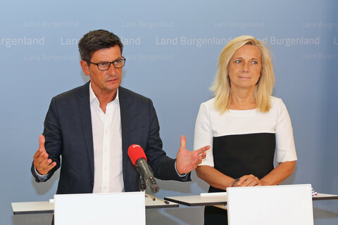 Gemeindereferent Landesrat Christian Illedits und Brigitte Novosel, Vorständin der Gemeindeabteilung, präsentieren Details zur Umstellung auf die VRV 2015 in den burgenländischen Gemeinden