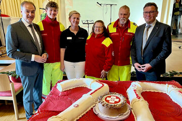 Landesrat Dr. Leonhard Schneemann (l.) gratulierte zum 20-jährigen Jubiläum des Pflegekompetenzzentrums in Strem.