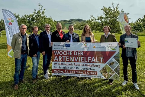 Laden ein zur Woche der Artenvielfalt im Naturpark Rosalia-Kogelberg (v.l.): Bgm. Günther Schmidt (Rohrbach), Bgm. Rainer Schneeberger (Loipersbach), Bgm. LAbg. Gerhard Hutter (Bad Sauerbrunn), Thomas Böhm, Leiter der ARGE Burgenländische Naturparke, Bgm. Kurt Fischer (Baumgarten), Obmann Naturpark Rosalia-Kogelberg, Landeshauptmann-Stv.in Anja Haider-Wallner, Marlene Hrabanek-Bunyai, Geschäftsführerin Naturpark Rosalia-Kogelberg, und KLAR!-Manager Dr. Markus Puschenreiter, Klar! Rosalia-Kogelberg