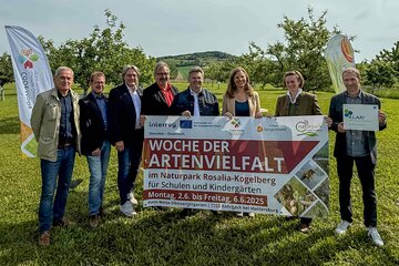 Laden ein zur Woche der Artenvielfalt im Naturpark Rosalia-Kogelberg (v.l.): Bgm. Günther Schmidt (Rohrbach), Bgm. Rainer Schneeberger (Loipersbach), Bgm. LAbg. Gerhard Hutter (Bad Sauerbrunn), Thomas Böhm, Leiter der ARGE Burgenländische Naturparke, Bgm. Kurt Fischer (Baumgarten), Obmann Naturpark Rosalia-Kogelberg, Landeshauptmann-Stv.in Anja Haider-Wallner, Marlene Hrabanek-Bunyai, Geschäftsführerin Naturpark Rosalia-Kogelberg, und KLAR!-Manager Dr. Markus Puschenreiter, Klar! Rosalia-Kogelberg