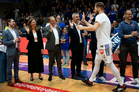 Landeshauptmann-Stellvertreterin Anja Haider-Wallner, Landesrat Leonhard Schneemann und Sport-Landesrat Heinrich Dorner beglückwünschten die Gunners Oberwart.