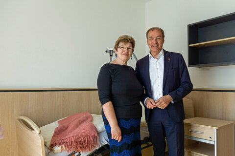 Soziallandesrat Dr. Leonhard Schneemann besichtigte gemeinsam mit und Dr. Christine Ekker, MBA, MAS, der Operativen Leitung im Geschäftsbereich Pflege/Heimleitung des Arbeitersamariterbundes auch das bereits fertig eingerichtete Musterzimmer.