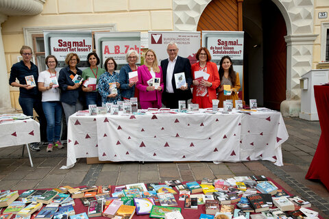 Bildungslandesrätin Mag.a (FH) Daniela Winkler mit Bürgermeister, Landtagsabgeordneter Mag. Thomas Steiner, Geschäftsführerin Mag.a Ursula Foki, Vorstand Dr.in Christine Teuschler, Landtagsabgeordnete Margit Paul-Kienztl sowie weiteren Beteiligten an der BookCrossing-Aktion.