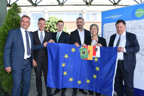 Szilárd Kövesdi, Generaldirektor der GYSEV Zrt. (Raaberbahn AG), Ziprián Farkas, Bürgermeister der Stadt Sopron, Zoltán Németh, Vorsitzender der Generalversammlung des Komitats Györ-Moson-Sopron, Verkehrslandesrat Heinrich Dorner, Elizabeth Werner, Stellvertretende Generalsekretärin der Europäischen Kommission - Koordinierung der Politiken und László Mosóczi, Staatssekretär für Verkehrspolitik Ministerium für Innovation und Technologie (v.l.) empfingen den Connecting Europe Express (CEE)-Sonderzug am Bahnhof Sopron.