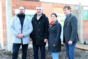 Landesrat Heinrich Dorner mit Pierre Zagler, dem Geschäftsführer von Zagler Bau, Melanie Piskernik, der Geschäftsführerin der SOWO - So Wohnt Burgenland GmbH, und Bürgermeister Johann Heisz aus Oberpullendorf