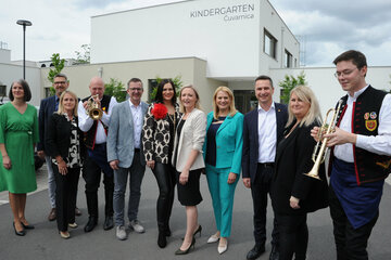 Gruppenbild anlässlich der Eröffnung des Kindergartens in Siegendorf (v.l.) VS Dir.in Silvia Mühlgaszner BEd, Mag. Rainer Porics, Kindergartenleiterin Angelika Kain, Markus Platzer (Musikverein Siegendorf), LAbg. Bgm. Ing. Thomas Schmid, Landeshauptmann-Stellvertreterin Mag.a Astrid Eisenkopf, Siegendorfs Bürgermeisterin LAbg. Rita Stenger BEd, Landesrätin Mag.a (FH) Daniela Winkler, Landtagspräsident Robert Hergovich, MS Dir.in Karin Müller MEd, Lukas Grafl (Musikverein Siegendorf).