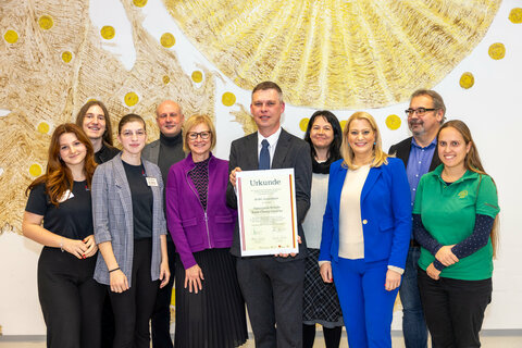 Bildungslandesrätin Mag.a (FH) Daniela Winkler bei der Übergabe des Zertifikates.