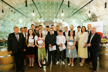 Landeshauptmann-Stellvertreterin Astrid Eisenkopf besuchte die Abschlussfeier der Landwirtschaftlichen Fachschule in Eisenstadt und übergab den Absolventinnen und Absolventen ihre Facharbeiterbriefe.