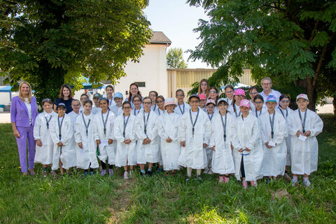 Frauenlandesrätin Mag.a (FH) Daniela Winkler beim vierten Forscherinnentag für Mädchen im Alter von neun bis elf Jahren – heuer in der SANOCHEMIA Pharmazeutika GmbH in Neufeld.