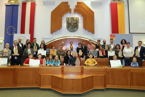 Agrarlandesrätin Astrid Eisenkopf (Mitte) mit allen Preisträgerinnen und Preisträgern.