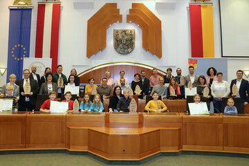 Agrarlandesrätin Astrid Eisenkopf (Mitte) mit allen Preisträgerinnen und Preisträgern.