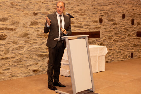 Landesrat Dr. Leonhard Schneemann bei seiner Rede im Granarium der Burg Schlaining.