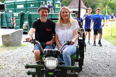 Bildungslandesrätin Daniela Winkler und Obmann Roel Van Ginneken erkundeten den „Hupf in Gatsch“-Parcours in einem Tuk-Tuk und verschafften sich dabei einen Überblick über die abwechslungsreiche Strecke rund um die Burg Lockenhaus.