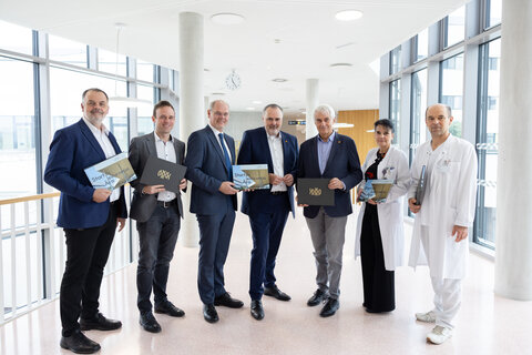 v.l. Pflegedirektor Klinik OW Andreas Schmidt, Kaufm. Direktor Klinik OW Marc Seper, Kaufm. GF Gesundheit Burgenland Franz Öller, Landeshauptmann Doskozil, Med. GF Gesundheit Burgenland Stephan Kriwanek, Ärztl. Direktorin Klinik OW Veronika Matzi,Stv. Ärztl. Direktor Klinik OW Herbert Gruber