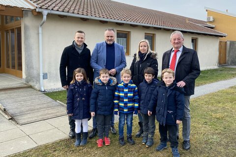 Landeshauptmann Hans Peter Doskozil informierte sich bei einem Besuch über die Pläne des Kindergartenausbaus in Illmitz.