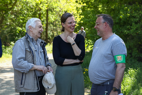 Landeshauptmann-Stellvertreterin Anja Haider-Wallner im Gespräch mit Bernhard Schütz, Leiter der Bezirksgruppe Neusiedl am See des Vereins Naturschutzorgane Burgenland, und dem ehemaligen Bruckneudorfer Bürgermeister Franz Schmitzhofer