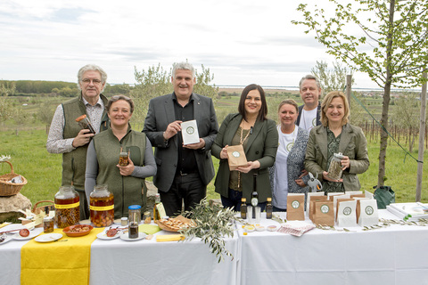 Landeshauptmann-Stellvertreterin Mag.a Astrid Eisenkopf (4.v.r.) mit Bürgermeisterin Bettina Zentgraf aus Mörbisch (r.) und Bürgermeister Gerold Stagl aus Rust (3.v.l.) sowie den Familien Franz Günther und Sabine Haider sowie Angelika Pieretti-Eder und Reinhard Eder (v.l.) mit Produkten aus den Olivenbäumen.