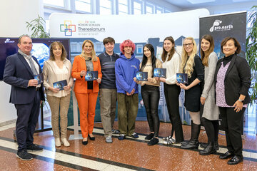v.l.: Wolfgang Schwayda (pro.earth CEO), Michaela Seidl (SQM), LR Mag. (FH) Daniela Winkler, Schüler:innen des Theresianums, Mag. Jestl Katharina, Julia Winhofer, MEd, Mag. Edith Straussberger (Direktorin)