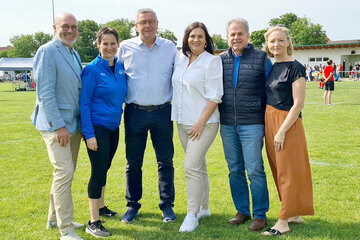 Müllendorfs Bürgermeister Werner Huf, Volksschullehrerin Gabriele Pinter von der VS Siegendorf, Breitenbrunns Bürgermeister Helmut Hareter, Landeshauptmann-Stellvertreterin Mag.a Astrid Eisenkopf, Purbachs Bürgermeister Ing. Harald Neumayer und Siegendorfs Bürgermeisterin LAbg. Rita Stenger feuerten die sportbegeisterten VolksschülerInnen an.
