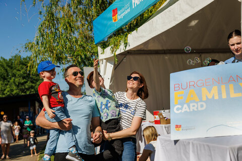 Das See Opening 2025 im Burgenland hat einmal mehr seine Bedeutung als Saisonauftakt unter Beweis gestellt. Trotz durchwachsenen Wetters am ersten Wochenende und eines verregneten Sonntags zum Abschluss genossen heuer wieder mehr als 45.000Besucher:innen das vielfältige Programm und die einzigartigen Kulissen des Neusiedler Sees und Neufelder Sees.