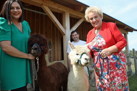 Landeshauptmann-Stellvertreterin Astrid Eisenkopf und Landtagspräsidentin Verena Dunst mit Alpakas am Biohof Pomper in Neuberg.