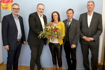 Ein Blumengruß für den Landeshauptmann zum Valentinstag: (v.l.) Innungsmeister der Gärtner und Floristen Andreas Maly, Landeshauptmann Mag. Hans Peter Doskozil, Innungsmeister-Stellvertreterin Michaela Grandits, Innungsmeister-Stellvertreter Andreas Pomper und der Fachgruppengeschäftsführer der Sparte Gewerbe und Handwerk in der Wirtschaftskammer Burgenland, Alexander Kraill.