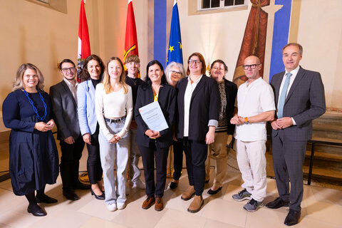 Abteilungsvorständin der Abteilung 7 - Bildung, Kultur und Wissenschaft Claudia Priber, Schulleiterin Carina Werba (4. von rechts) mit Team der Mittelschule Kobersdorf und Landesrat Leonhard Schneemann