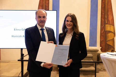 Landesrat Dr. Leonhard Schneemann mit der Preisträgerin des Young-Science-Wissenschaftspreises Hannah Artner (Wimmer Gymnasium Oberschützen)