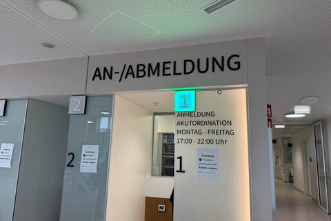 Die Anmeldung der Patientinnen und Patienten erfolgt bei Schlater 1.