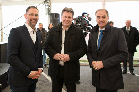 (v.l.n.r.) Austria Pet Food Geschäftsführer Bernd Berghofer, Geschäftsführer Mag. Harald Zagiczek (Wirtschaftsagentur Burgenland GmbH) und Landesrat Dr. Leonhard Schneemann beim Firmenjubiläum in Pöttelsdorf.