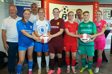 Bei der Präsentation der neuen BFV Frauen-Landesliga: Sportlandesrat Heinrich Dorner (3.v.l.), BFV-Präsident Georg Pangl (3.v.r.) und ASVÖ Burgenland-Präsident Robert Zsifkovits (l.) mit den Kapitäninnen der sechs teilnehmenden Teams Pia Frischmann (Frauenkirchen, 5.v.l.), Katrin Unger (Neusiedl am See, 2.v.r.), Hannah Kirnbauer (Deutschkreutz, 4.v.r.), Hannah Schwartz (Drassburg, 2.v.l.), Isabella Halbauer (Bad Sauerbrunn, 4.v.l.) und Marlene Schindler (St. Margarethen, 1.v.r.)