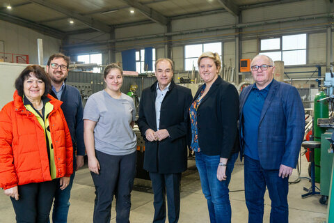 Wirtschaftslandesrat Dr. Leonhard Schneemann besuchte Metallbau Biribauer in Marz