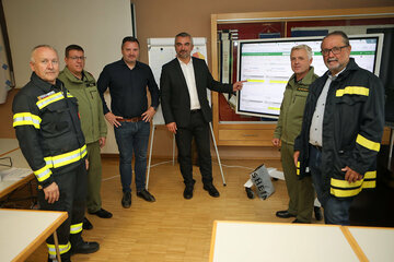 Landesfeuerwehrreferent, Landesrat Mag. Heinrich Dorner (3.v.r.) bei der Einsatzbesprechung im Feuerwehrhaus Oberwart mit Bezirkshauptmann WHR Mag. Peter Bubik (r.) sowie dem Bezirksfeuerwehrkommandanten des Bezirkes Oberwart, OBR Wolfgang Kinelly, Ing. Claus Paar, MSc (prov. Hauptreferatsleiter es Hauptreferates Katastrophenschutz und Krisenmanagement im Land Burgenland), Landesfeuerwehrdirektor HBI DI (FH) Sven Karner und HBI Dipl-Ing. Martin Ulreich (Bezirksreferent für Schadstoffwesen) (v.l.).