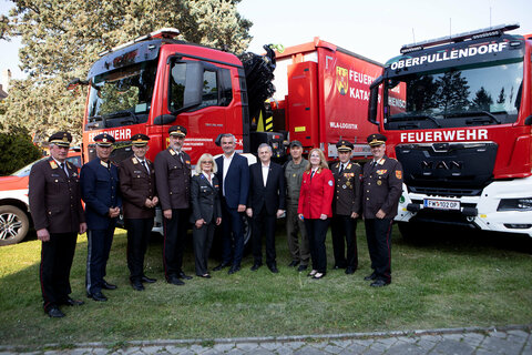 Gruppenfoto mit Landesfeuerwehrreferent, Landesrat Mag. Heinrich Dorner (7.v.l.).