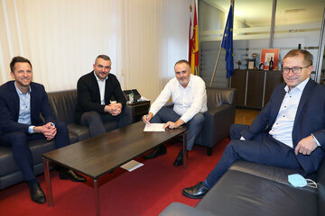 Landeshauptmann Hans Peter Doskozil und Sportlandesrat Heinrich Dorner bei der Unterzeichnung des Vertrages, flankiert von Oliver Snurer, Geschäftsführer Fußballakademie Burgenland (1.v.l.), und Landesholding-GF Hans Peter Rucker (ganz rechts)