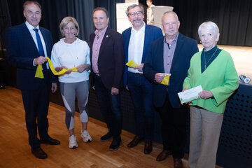 Landesrat Dr. Leonhard Schneemann (l.) eröffnete gemeinsam mit dem Vorsitzenden des Burgenländischen Landesseniorenbeirates, Landesrat außer Dienst Helmut Bieler (3.v.l.), Mag. Grete Krojer (2.v.l.), dem Vorsitzenden-Stellvertreter des Burgenländischen Landesseniorenbeirates Rudolf Strommer (2.v.r.), dem Mitglied des Landesseniorenbeirates, Irmgard Seidler (r.) und Seniorenombudsmann Otto Kropf (3.v.r.) die Veranstaltung in Oberschützen.