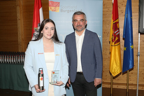 Sportlandesrat Mag. Heinrich Dorner mit Lena Grabowski, einer der Preisträger:innen der Mesko Trophy 2014, heute eine der erfolgreichsten Schwimmerinnen Österreichs. Bei den Kurzbahneuropameisterschaften 2021 holte sie die Bronze-Medaille über 200 m Rücken