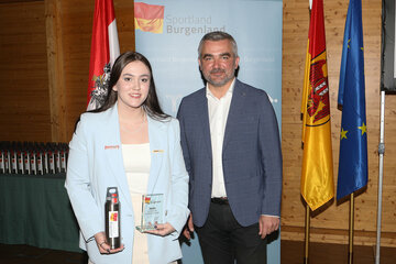 Sportlandesrat Mag. Heinrich Dorner mit Lena Grabowski, einer der Preisträger:innen der Mesko Trophy 2014, heute eine der erfolgreichsten Schwimmerinnen Österreichs. Bei den Kurzbahneuropameisterschaften 2021 holte sie die Bronze-Medaille über 200 m Rücken