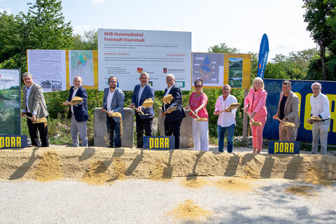patenstich mit Landesrat Heinrich Dorner (4.v.l.) sowie der Stadtgemeinde Eisenstadt und Beteiligten beim Bau.