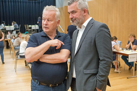 Landesrat Mag. Heinrich Dorner beobachtete gemeinsam mit ASVÖ Burgenland-Präsident  Ing. Robert Zsifkovits (v.r.) die Spiele im Kursaal Bad Tatzmannsdorf.