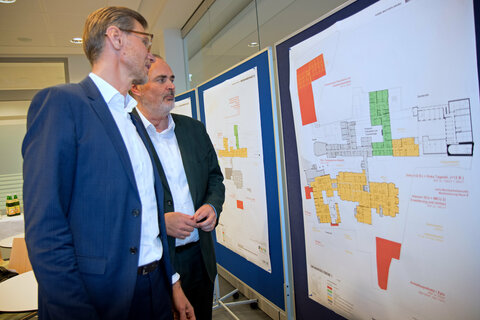Landeshauptmann Mag. Hans Peter Doskozil und der Geschäftsführer der Krankenhaus der Barmherzigen Brüder Eisenstadt GmbH, Robert Maurer MSc, MBA.