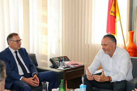 Landeshauptmann Hans Peter Doskozil im Gespräch mit den Senatoren aus Frankreich – im Bild Senator Jean-Marie Bockel, Département Haut-Rhin