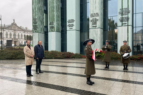 Botschafter Andreas Stadler und Landeshauptmann Hans Peter Doskozil bei der Kranzniederlegung am Denkmal des Warschauer Aufstandes.