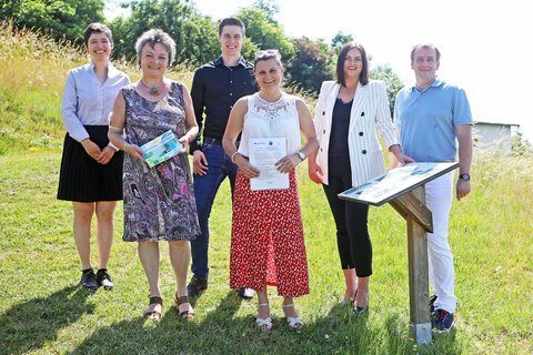 Johanna Almásy (Biologin und Naturvermittlerin), Bürgermeisterin Renate Habetler, Schulleiter Daniel Baumann, Ing. Marion Schönfeldinger (Projektleiterin, Forschung Burgenland), LH-Stv.in Mag.a Astrid Eisenkopf und Nationalrat Mag. Christian Drobits (v.l.).