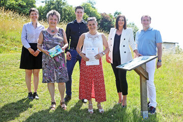 Johanna Almásy (Biologin und Naturvermittlerin), Bürgermeisterin Renate Habetler, Schulleiter Daniel Baumann, Ing. Marion Schönfeldinger (Projektleiterin, Forschung Burgenland), LH-Stv.in Mag.a Astrid Eisenkopf und Nationalrat Mag. Christian Drobits (v.l.).